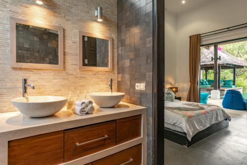 2 lavabos en un baño con 1 dormitorio en Villa Sheeba, en Pengastulan