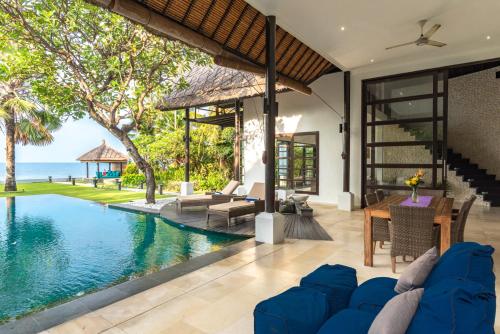Kolam renang di atau dekat dengan Villa Sheeba