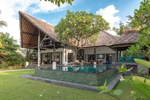 Kolam renang di atau dekat dengan Villa Sheeba