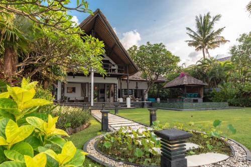 Taman di luar Villa Sheeba