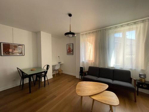 un salon avec un canapé et une table dans l'établissement Le Virtuose - Dans l'hypercentre de Toulouse, à Toulouse