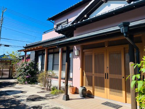 a building with yellow doors on a street at Eishinan 栄進庵 in Fuji