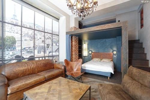 ein Wohnzimmer mit einem Bett und einem Sofa in der Unterkunft Superbe Hammam à Paris Montparnasse in Paris
