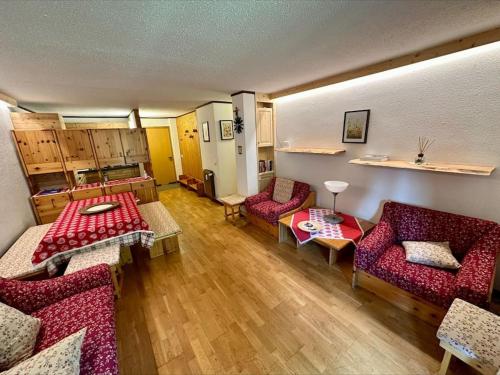 馬東納迪坎皮利奧的住宿－Trilocale Maso - Serafini，客厅配有红色的沙发和桌子