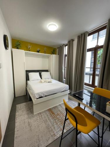 Schlafzimmer mit einem Bett, einem Tisch und Stühlen in der Unterkunft Apartament in Brüssel
