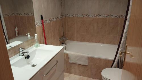 y baño con lavabo, bañera y aseo. en Apartamento en Villanua La Espata en Villanúa