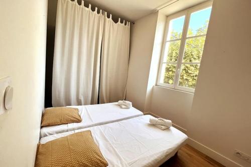 une petite chambre avec un lit et une fenêtre dans l'établissement Gaby - Du cachet pour toute la famille, à Avignon