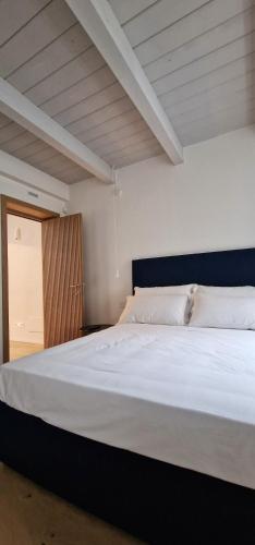 een groot wit bed in een kamer met een raam bij Nodo in Civitanova Marche