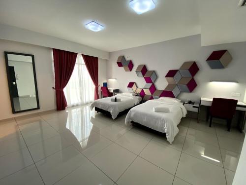 - une chambre avec 2 lits, une table et un bureau dans l'établissement ILD UiTM Bandar Enstek Nilai, à Nilai