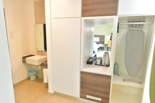 La salle de bains est pourvue d'un lavabo et de toilettes. dans l'établissement ILD UiTM Bandar Enstek Nilai, à Nilai