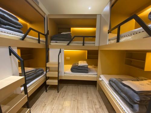 Cette chambre comprend plusieurs lits superposés. dans l'établissement Chengdong Yishu Inn Youth Hostel, à Hangzhou