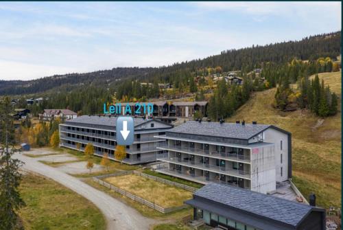 un gran edificio con un cartel encima en Fin leilighet ca 30 min med bil til Hunderfossen, en Favang