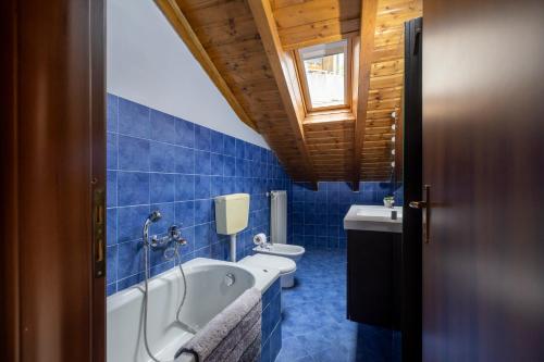 een badkamer met een bad, een toilet en een wastafel bij Leonardo Academy in 5' - MXP, Laghi e Wi-Fi in Sesto Calende