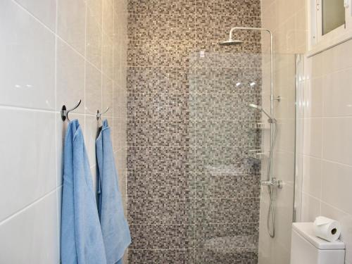 a bathroom with a shower with blue towels at Playa Ajabo Beachfront Apartment in Callao Salvaje