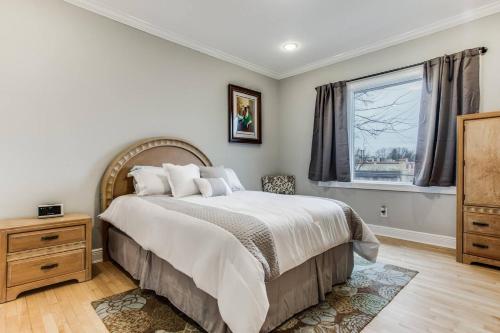 a bedroom with a large bed and a window at A PRIVATE 3 BD 2 BTH CONDO OAKLAWN TURTLE CREEK Roswell Court in Dallas