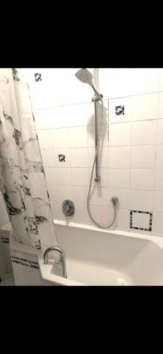 uma casa de banho com um chuveiro e uma banheira em 3 Bed Luxury High End Apartment 5 min walk to Oktoberfest em Munique