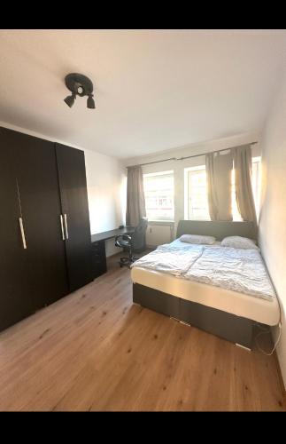 um quarto com uma cama e piso em madeira em 3 Bed Luxury High End Apartment 5 min walk to Oktoberfest em Munique