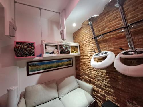 - un salon avec un canapé et un lavabo dans l'établissement petit appartement cosy, à Toulouse
