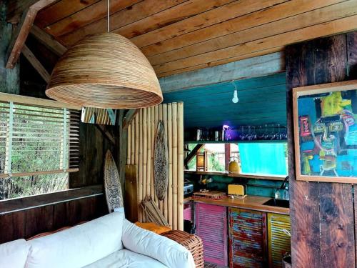 d'un salon avec un canapé blanc et un lustre. dans l'établissement La Réserve Taïno, à Arjuzanx