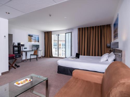 Kuchyň nebo kuchyňský kout v ubytování Golden Tulip La Baule Hôtel et Résidence
