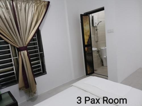Una cama o camas en una habitación de Mersing Maple Villa