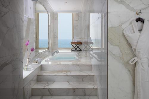 The Regency Hotel Kuwait tesisinde bir banyo