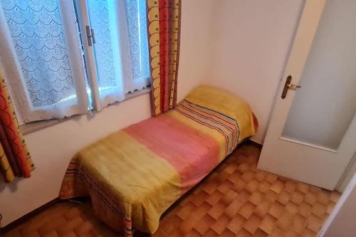 - un petit lit dans une chambre située à côté d'une fenêtre dans l'établissement Casa Mariella, 