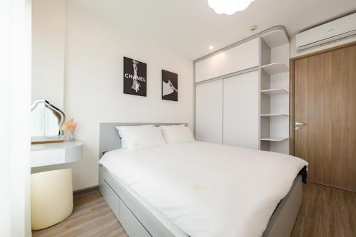 En eller flere senge i et værelse på Rimini house Homestay at Vinhome Ocean Park