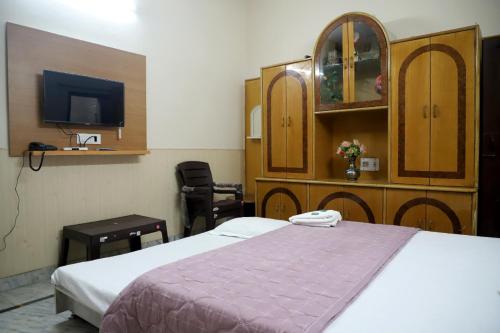 a hotel room with a bed and a tv at Rk Lodge in Amritsar