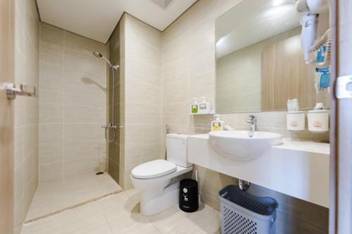 uma casa de banho com um WC, um lavatório e um chuveiro em Rimini house Homestay at Vinhome Ocean Park em Gia Lâm Pho