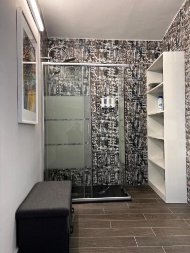 a bathroom with a shower with a black ottoman at Espectacular Loft en pleno centro de Alcázar. in Alcazar de San Juan