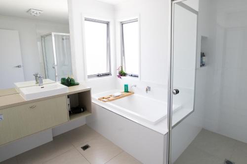 Bilik mandi di Serenity Cove luxe retreat