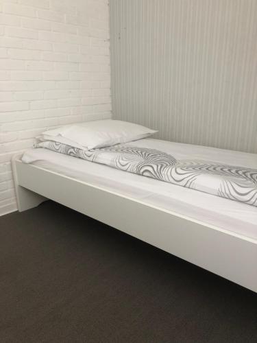 Posto letto in camera con materasso bianco di Apartment " PENSCH " a Wilwerwiltz