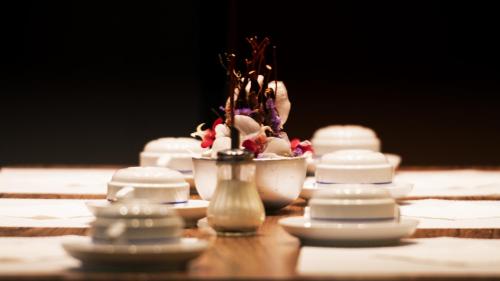 een tafel met een kom eten op een tafel bij Plaza Real by Atlantichotels in Portimão