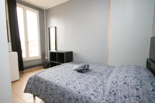 um quarto com uma cama com um telefone em 02 Chambre avec lit double et sdb privé Wifi em Saint-Denis