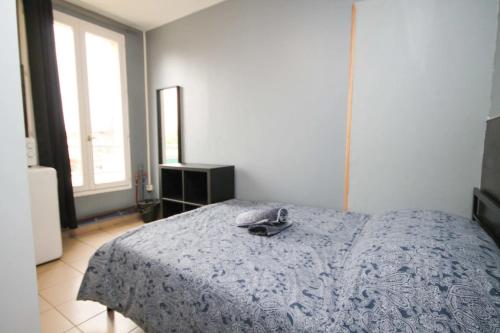 - une chambre avec un lit et un téléphone dans l'établissement 02 - Chambre avec lit double et sdb privé Wifi, à Saint-Denis