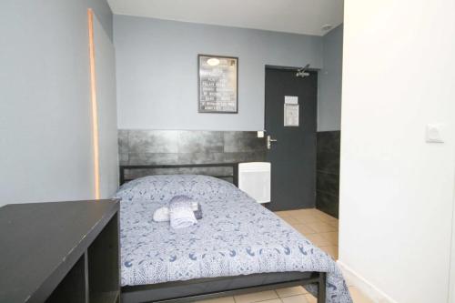 um pequeno quarto com uma cama num quarto em 02 Chambre avec lit double et sdb privé Wifi em Saint-Denis