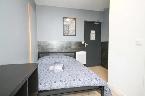 a small bedroom with a bed in a room at 02 Chambre avec lit double et sdb privé Wifi in Saint-Denis