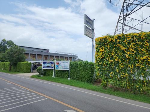 Un jardín fuera de Tara Spa Ratchaburi