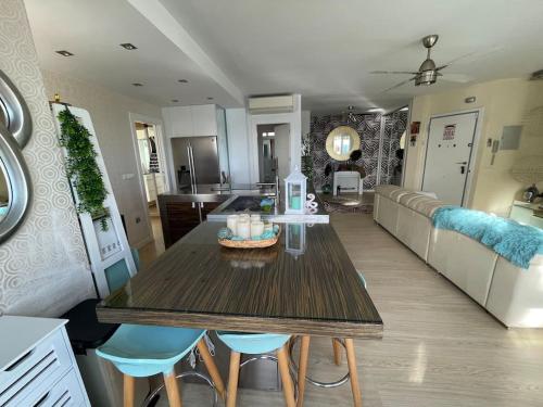una cucina e un soggiorno con tavolo e sedie di Ocean Views a Almería