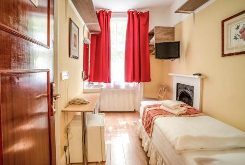 Postel nebo postele na pokoji v ubytování Shakespeare Hotel