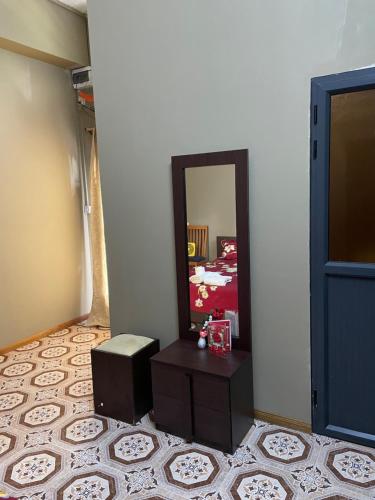 een kamer met een spiegel, een tafel en een deur bij Riambel Paradise Inn Room 3 in Riambel