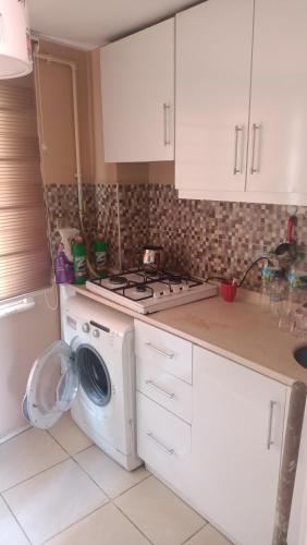 eine Küche mit einer Waschmaschine und einem Herd in der Unterkunft Fetih Suite Home A3 in Istanbul