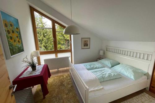 una camera con un letto bianco e una finestra di Wohnung Habicht 146 - Naviser Huette a Navis