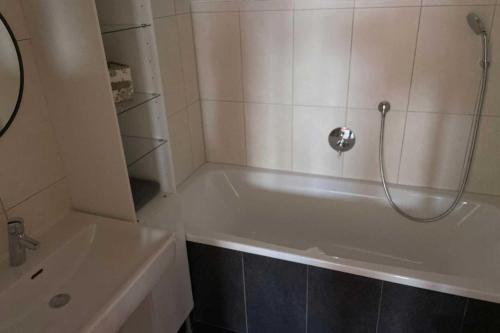e bagno con vasca e doccia. di Wohnung Habicht 146 - Naviser Huette a Navis