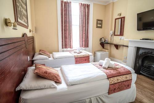 Postel nebo postele na pokoji v ubytování Shakespeare Hotel