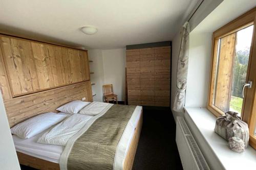 Schlafzimmer mit einem Bett und einem Fenster in der Unterkunft Wohnung Kreuzjoch 142- Naviser Huette in Navis