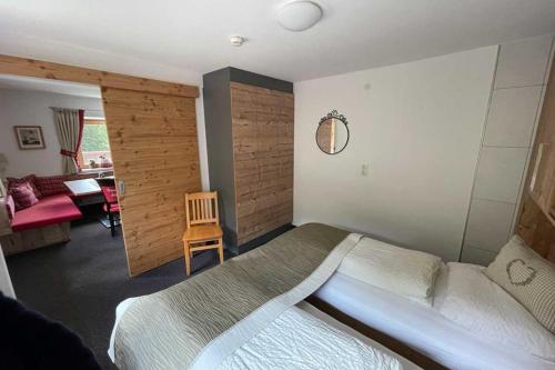 ein Schlafzimmer mit einem Bett und einem Stuhl in einem Zimmer in der Unterkunft Wohnung Grief 143- Naviser Huette in Navis
