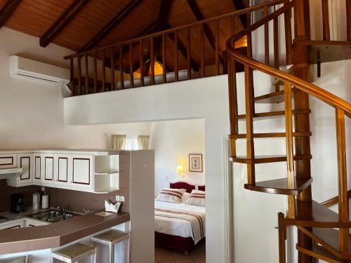 una cocina con una escalera que conduce a un dormitorio en Nissia Traditional Residences Spetses, en Spetses