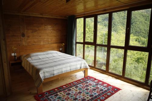 Gentry House في أمبرولاوري: غرفة نوم مع سرير في غرفة مع نوافذ